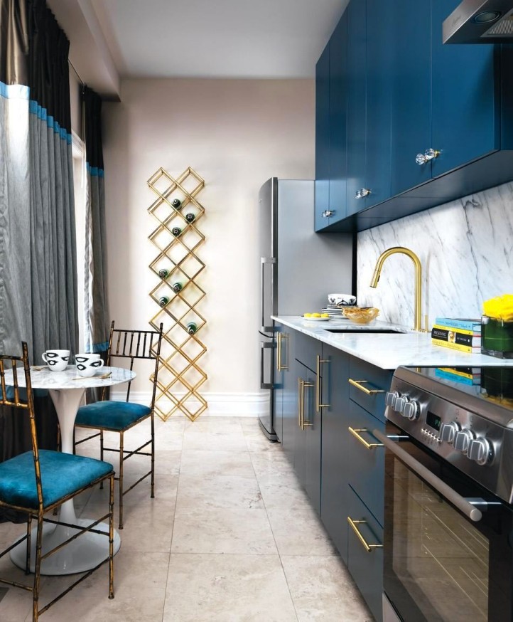 Diseño de cocina estrecho con gabinetes azules.