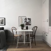 Table à manger à côté du canapé