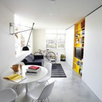 Accents jaunes dans un intérieur blanc