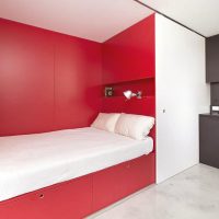 Lit blanc dans une niche rouge