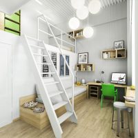 Chaise verte devant un bureau