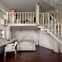 L'intérieur de la pièce sur deux niveaux dans un style classique
