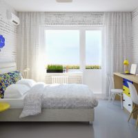 Rideaux transparents blancs sur la fenêtre avec une porte de balcon