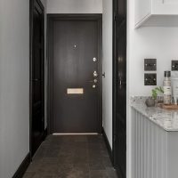Intérieur d'un couloir étroit avec sol stratifié