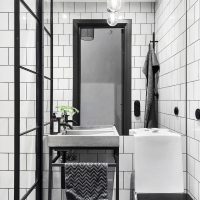 Salle de bain derrière une cloison en verre dans un studio