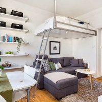 Lit suspendu au-dessus du coin salon