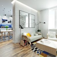 Deux grands miroirs sur un mur de briques