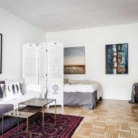 Lit derrière un écran dans une salle commune