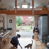 Chambre au dessus de la porte d'entrée dans une maison privée