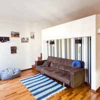 Tapis rayé sur plancher en bois