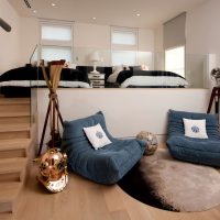 Fauteuils moelleux près du podium avec un lit