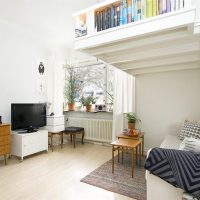 Canapé blanc sous le lit au plafond