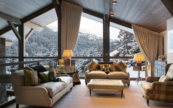L'intérieur d'un salon spacieux dans le grenier d'une maison privée