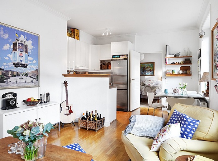 Intérieur de l'appartement studio de couleur blanche