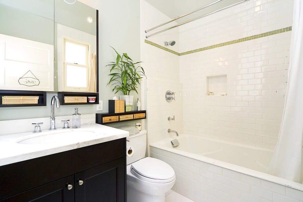 Iluminación brillante en un baño blanco