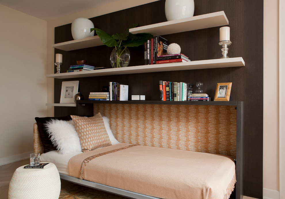 Lit pliant étroit à l'intérieur de la chambre