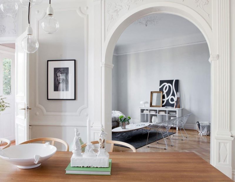 Lampes d'ampoules ouvertes sur des fils