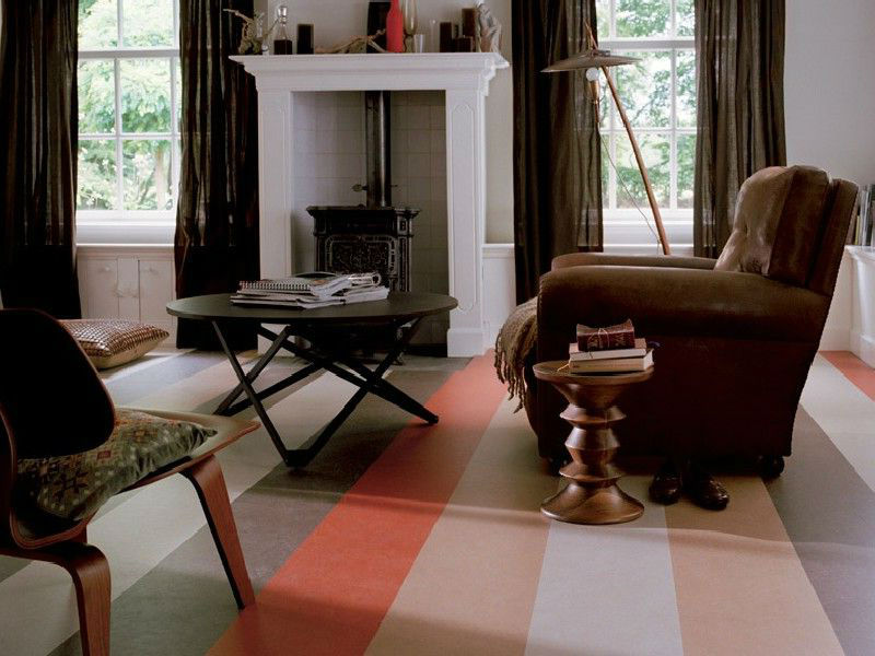 Fauteuil marron sur un marmoleum à rayures