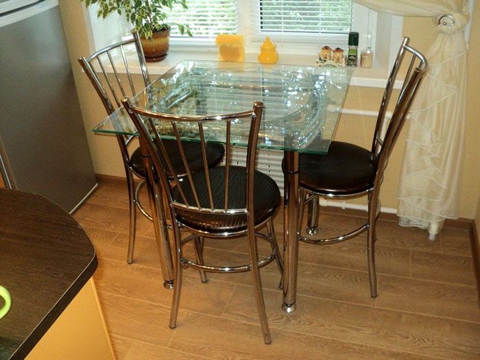 Mesa de comedor con sobre de cristal
