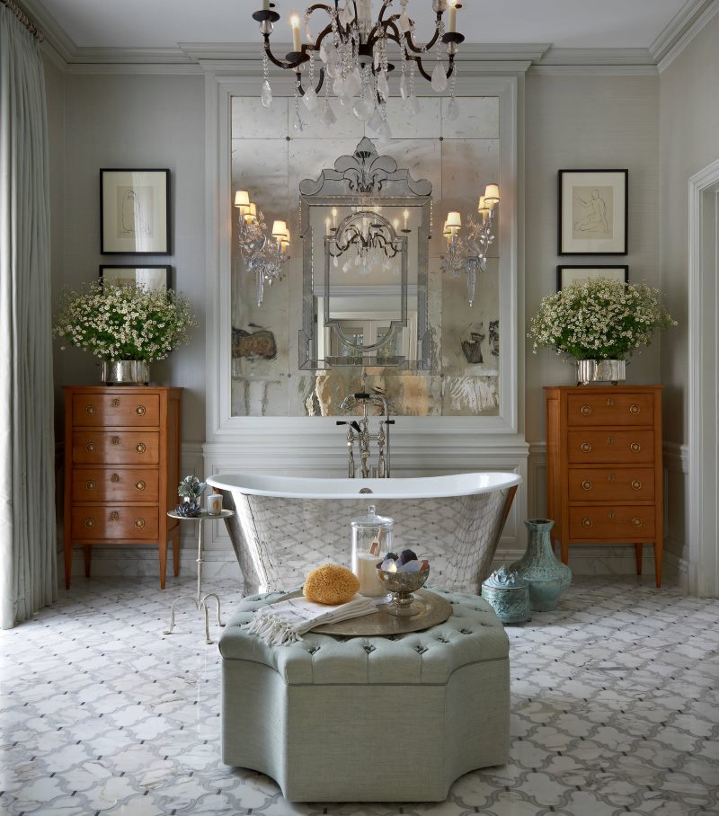 Interior de baño de estilo clásico