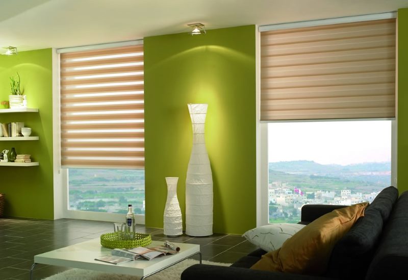 Vases décoratifs blancs sur fond de mur végétal