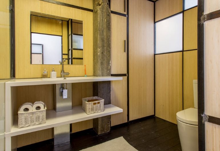 L'intérieur de la salle de bain à l'intérieur du module cubique