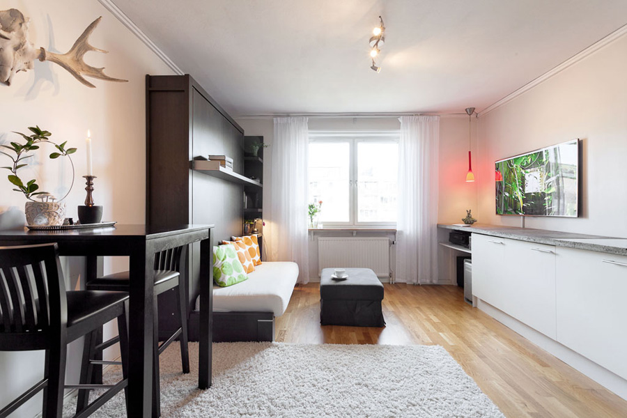 Chambre allongée avec une fenêtre