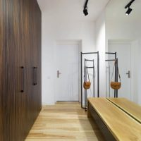 Façades d'armoires marron dans un couloir étroit