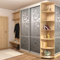 Trousse d'angle avec tablettes ouvertes