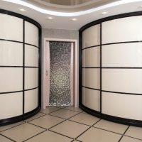 Deux armoires à rayons avec portes coulissantes