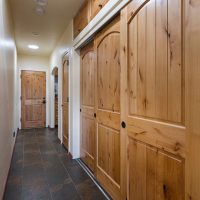 Portes en bois de la garde-robe intégrée