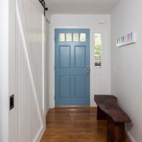 Banc en bois devant la porte d'entrée