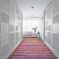 Grande fenêtre au bout d'un long couloir