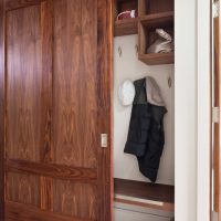 Portes d'armoires en bois sur un rail tubulaire