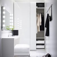 Les surfaces brillantes de la garde-robe dans le couloir