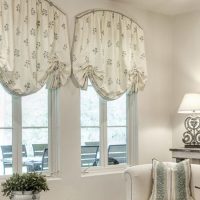 Rideaux aux fenêtres cintrées du salon d'une maison rurale