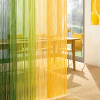 Zonage de la cuisine avec des rideaux de filament jaune-vert