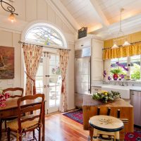 Rideaux jaunes à l'intérieur de la cuisine-salon