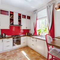Rideaux rouges dans la conception de la cuisine