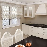 Meuble de cuisine blanc avec comptoir noir