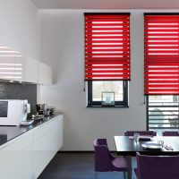 Rideaux rouges dans une cuisine blanche