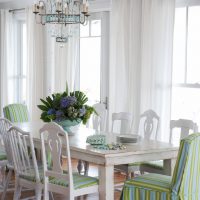 Rideaux de tulle blanc sur les fenêtres d'une cuisine lumineuse
