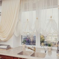Fenêtre de la cuisine sur le lieu de travail