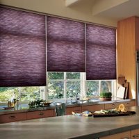 Rideaux violets pour se protéger des rayons du soleil