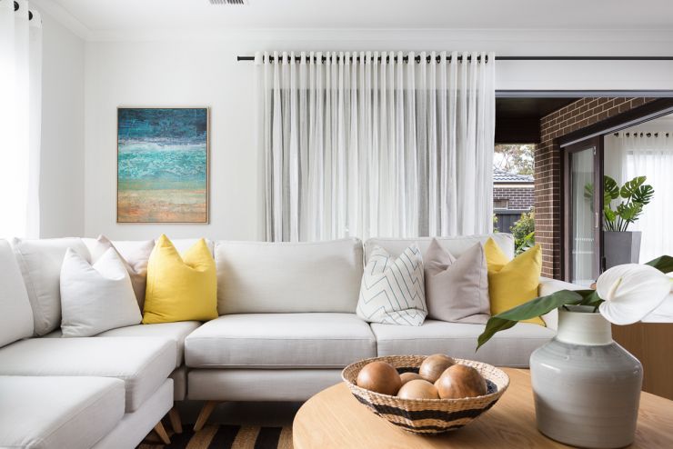 Rideaux translucides dans le salon de style moderne