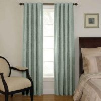 Rideaux turquoise dans la chambre classique