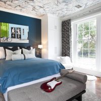 Mur bleu foncé à l'intérieur de la chambre