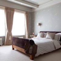 Rideaux dans la chambre avec lit en bois