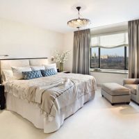 Éclairage dans la chambre avec stores romains