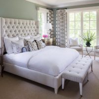 Deux fauteuils avec sellerie blanche devant la fenêtre de la chambre